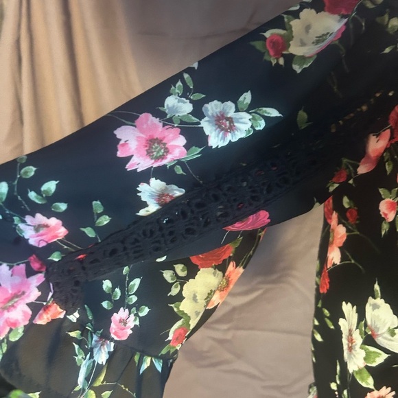 Chic Floral Off-Shoulder Blouse - Picture 2 of 4